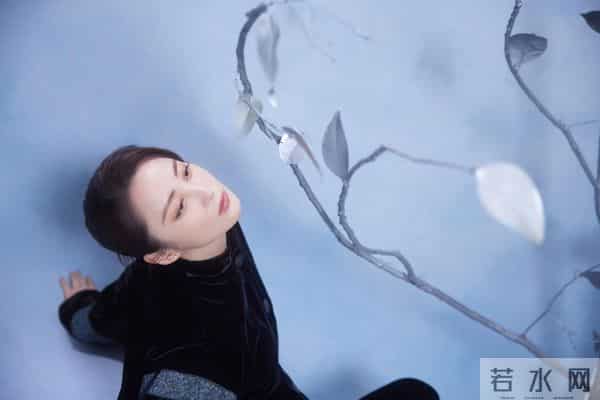 蒋勤勤今日份营业美照,成熟有气质