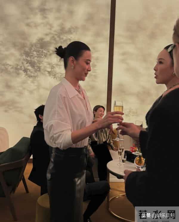 45岁宋佳参加卡地亚晚宴 白衬衫配包臀裙显高级 现场生图状态好到爆