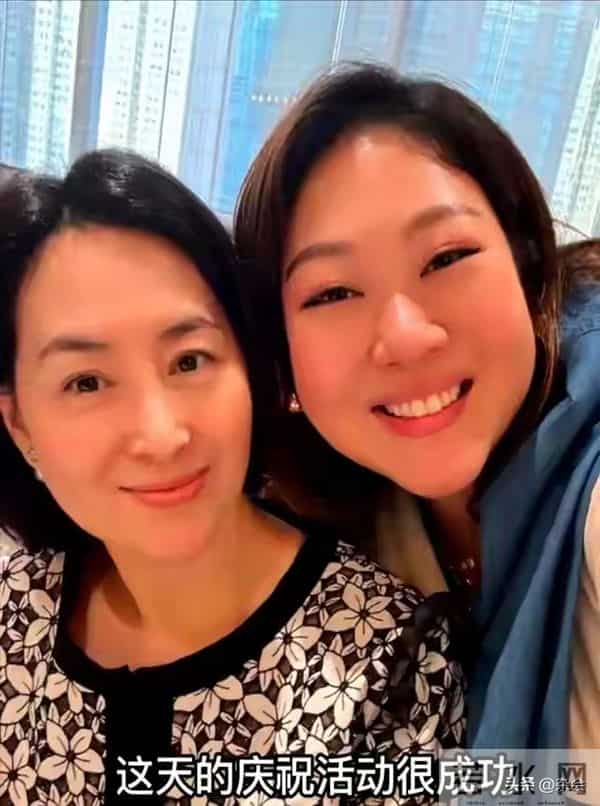 63岁何超琼香港为干女儿庆生，送哪吒蛋糕，幸福氛围拉满