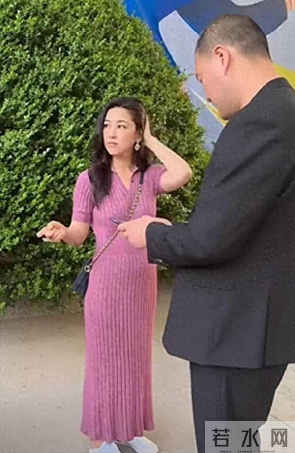 40岁朱珠被网友偶遇,身材五五分,还有小肚子,网友:还挺好看的