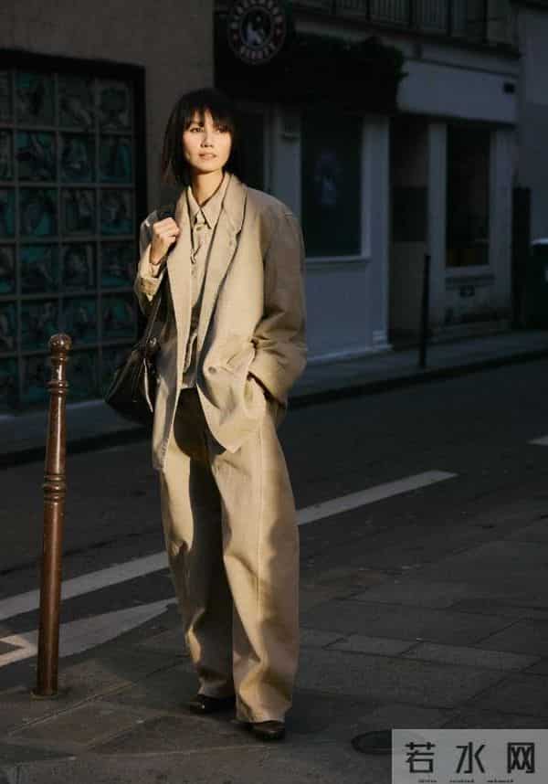 48岁“袁泉”带火了一种新穿搭：肥大外套+宽松裤子，洋气又减龄