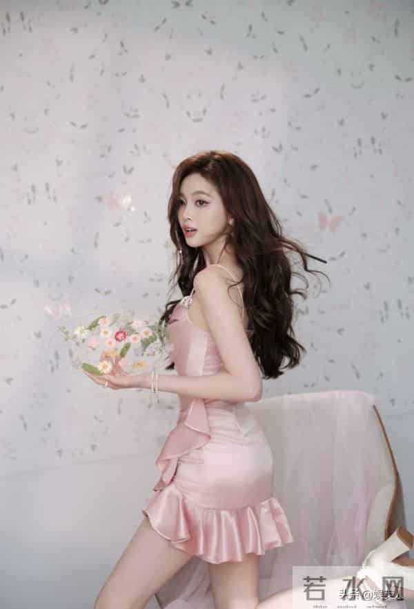 甜美御姐吴宣仪,又甜又酷!