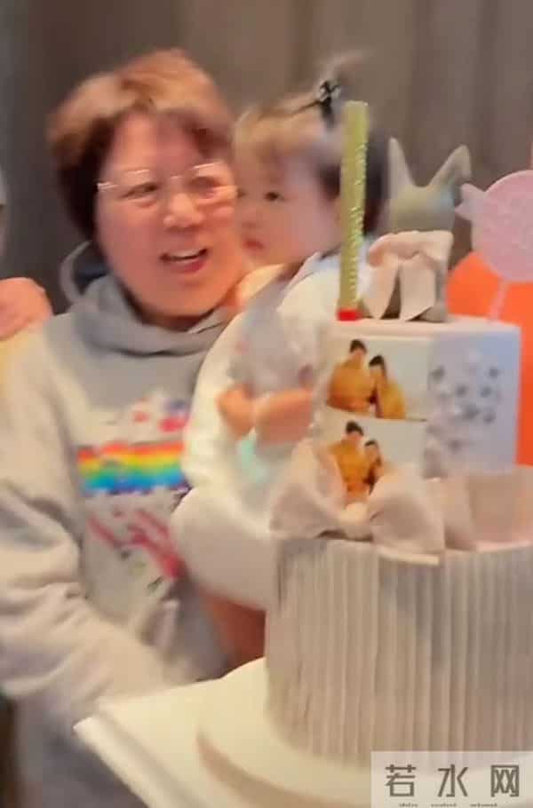 郑恺前女友意外二胎，为双十一直播推迟羊穿，躺床上崩溃到大哭