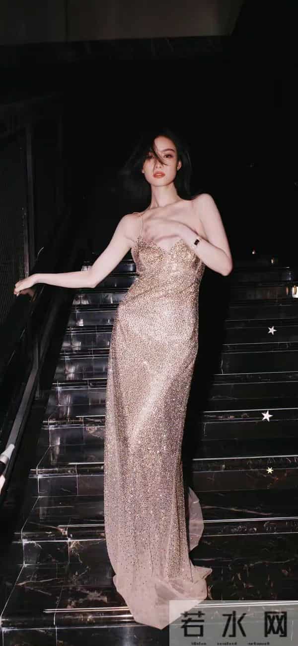 倪妮身姿曼妙,曲线玲珑有致,每一处都散发着致命的性感魅力。