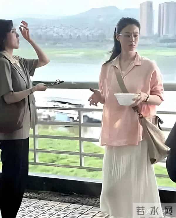 42岁蒋欣在重庆炸街！都瘦到脱相了但体型乃是前凸后翘十分吸睛