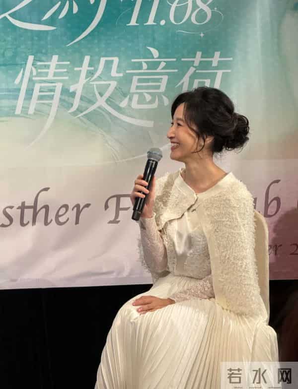 61岁关咏荷罕见露面,赴一场20年之约,状态极佳仍然很漂亮