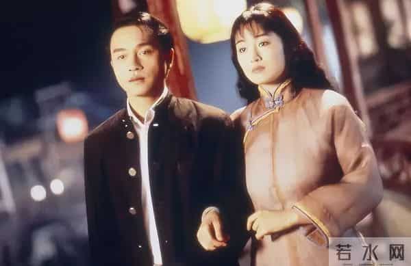 59岁巩俐在北京公园,长了皱纹头发凌乱,喝老酸奶吃糖葫芦接地气