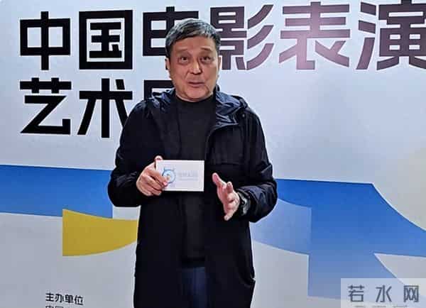 他曾是北影厂第一美男，退居幕后20年担任制片人，如今老的不敢认