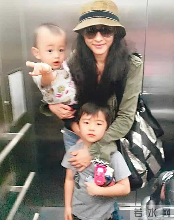 狐狸尾巴藏不住,王菲两位闺蜜 "倒戈",张柏芝从不像表面那么简单