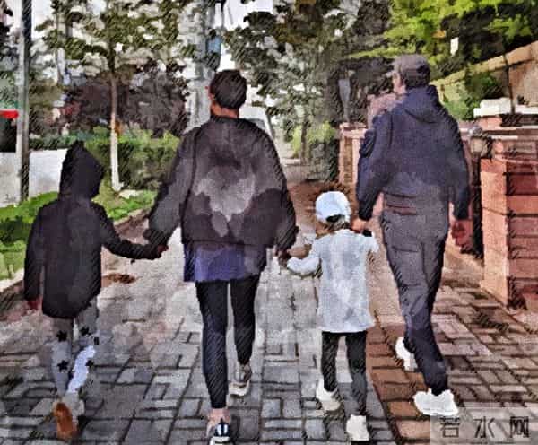 她26岁成双料影后,二婚嫁靳东高龄生下两子,今48岁美得自信从容