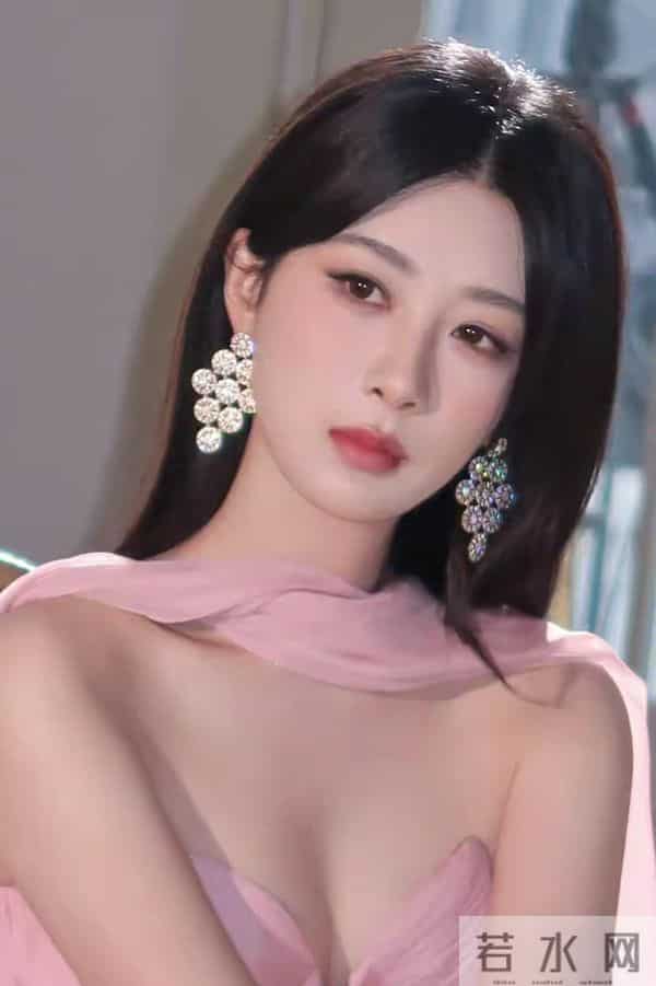 杨紫绝美写真，一袭粉色抹胸裙，甜美性感