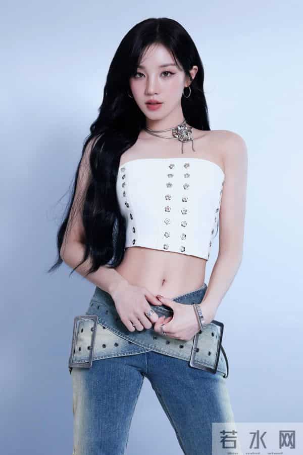 宋雨琦 白抹胸牛仔裤 又酷又辣