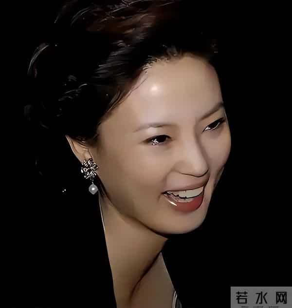 前央视主持人,俩前任去世被嘲“克夫”,生图脸僵的她近况如何了