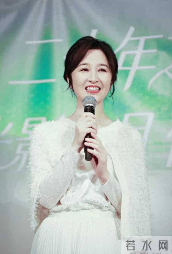 61岁关咏荷最新亮相状态大好，皮肤紧致气质温婉，和20年前差不多