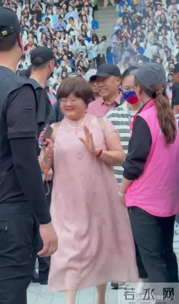 张杰爸妈现身儿子演唱会，张妈穿粉裙优雅迷人，母子俩如复制粘贴