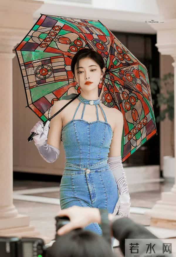 许佳琪牛仔裤高跟鞋,身材凹凸有致~