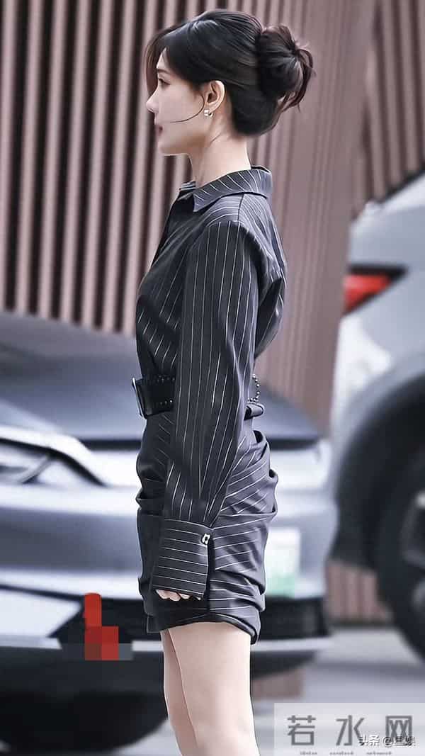 李一桐高丸子头,身穿深色条纹衬衫裙,丸子头清爽利落