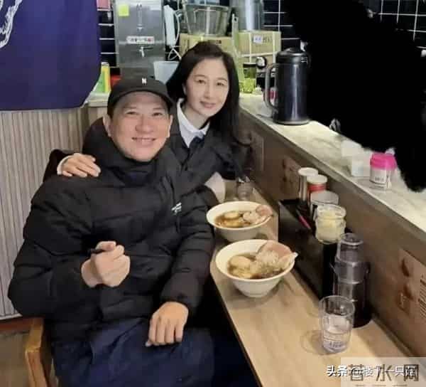 关咏荷与粉丝续20年之约 白色礼服纯洁优雅 61岁真人又白又瘦像30岁