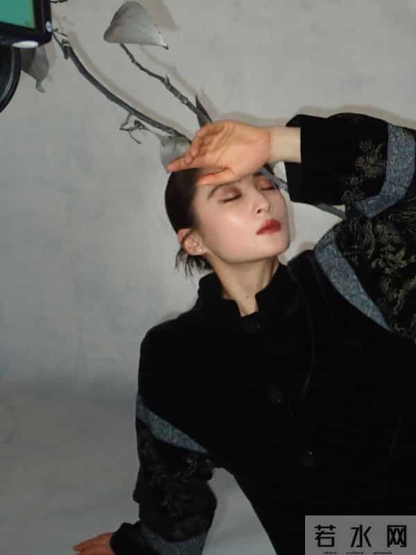 蒋勤勤分享国风写真，黑丝绒刺绣装配低盘发，气质典雅美出新高度