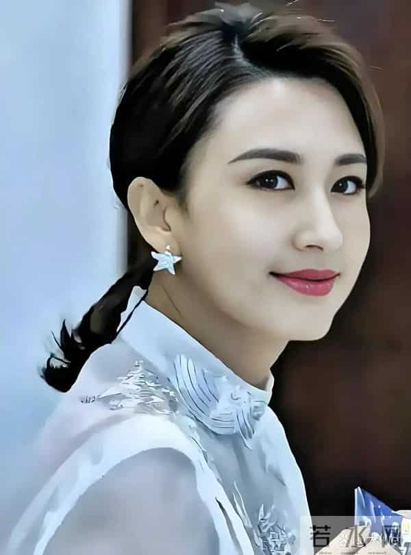 46岁前央视主持人张蕾出游状态超绝，高挑时髦、气色红润显年轻