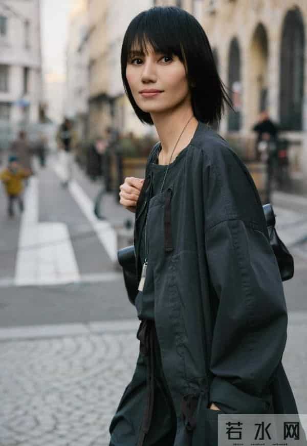 48岁“袁泉”带火了一种新穿搭：肥大外套+宽松裤子，洋气又减龄