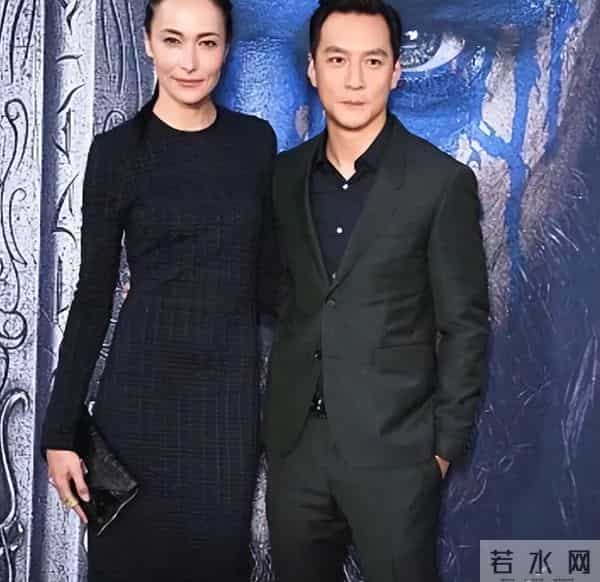 吴彦祖晒47岁老婆素颜合照，惊呆网友！男方曾称近10年没夫妻生活