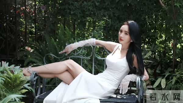 杨幂这套白色缎面长裙造型!珍珠手套一配,复古优雅感直接拉满!