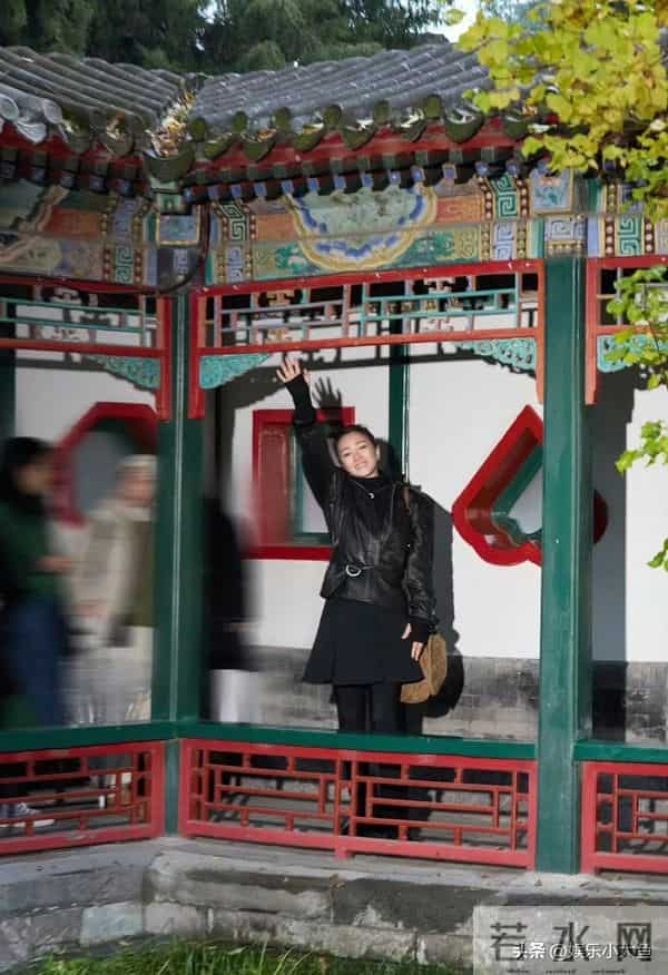 巩俐参加卡地亚活动,60岁依旧很有女王范,完美诠释岁月不败美人