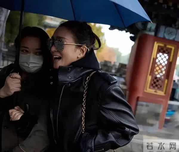 59岁巩俐现身北京公园,发丝凌乱,喝酸奶吃糖葫芦超接地气!