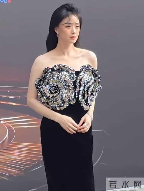 蒋欣终于瘦出新高度，顶级头肩比美爆了，她的“波浪”锁骨更抢镜