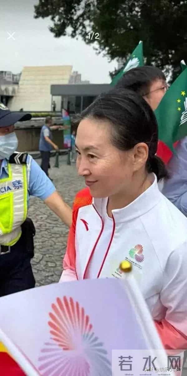 何超琼戴大钻石耳饰，笑容灿烂，她的头发白了，眼角细纹越看越美