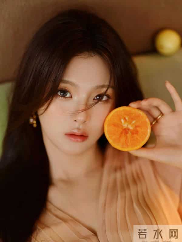 杨超越光脚丫美腿写真好可爱,粉嫩水灵的杨超越