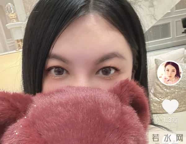 李湘回湖南娘家!父母住大别墅,客厅堆满鲜花,她却不敢露全脸