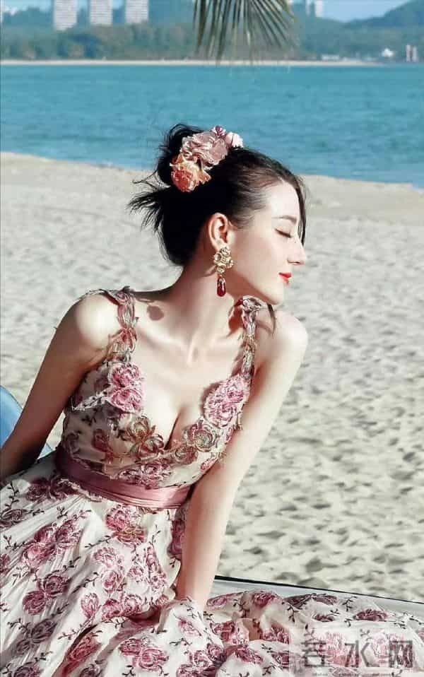 迪丽热巴这张拿椰子的照片,把我看饿了…不对,是看美了!