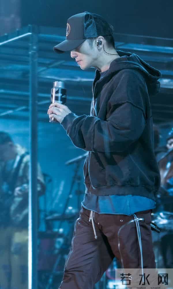 45岁谢霆锋演唱会上拿出保温杯,网友:他也到了用保温杯的年纪
