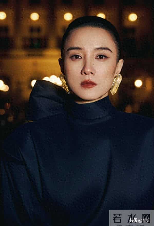 宋佳阿姨身穿黑丝袜，脚踩高跟真有韵味