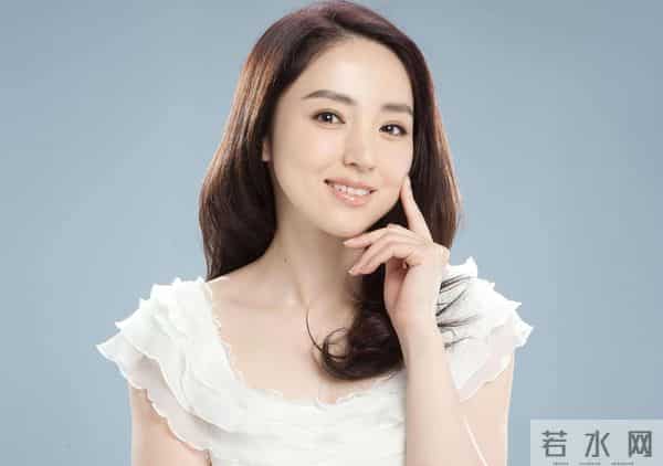 董璇46岁生日照,手捧蛋糕小腹隆起,张维伊站C位风头尽显