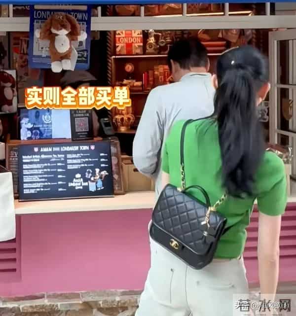 范志毅带娇妻立冬逛街,面包店扫货遭老婆当场拿捏,被误认成父女