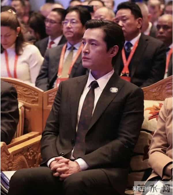 胡歌周末带女儿亲子游 全程推婴儿车 41岁才当爹成女儿奴 父女俩合拍