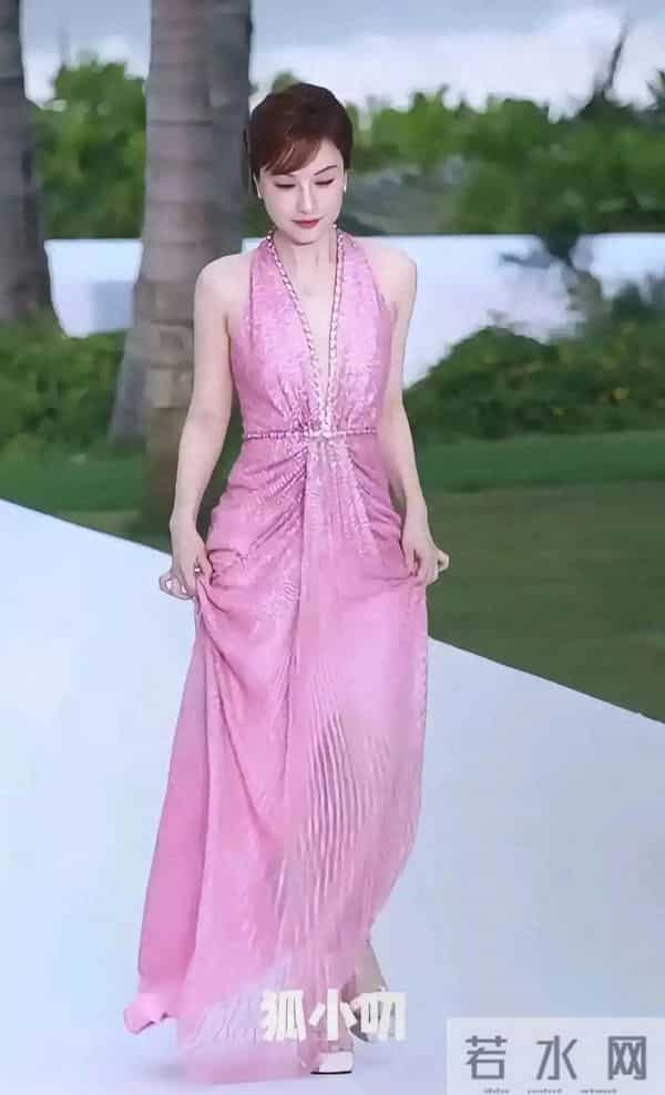 吴昕这容整得好成功 起码年轻了20岁 娇美红润的圆脸 美得像换了个人