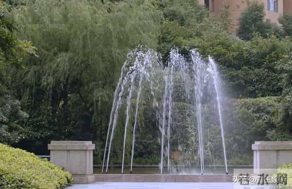 李湘回娘家,客厅大得像酒店大堂,悄咪咪的又炫了一把“富”