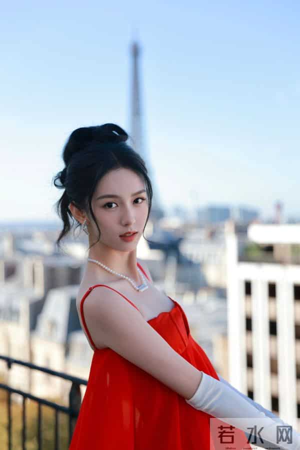 周也,红色抹胸纱裙穿搭,灵动又吸睛