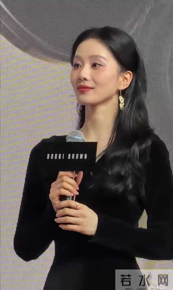 刘诗诗亮相线下活动,黑丝绒简直妈妈级别的美貌,黑发也太显气质