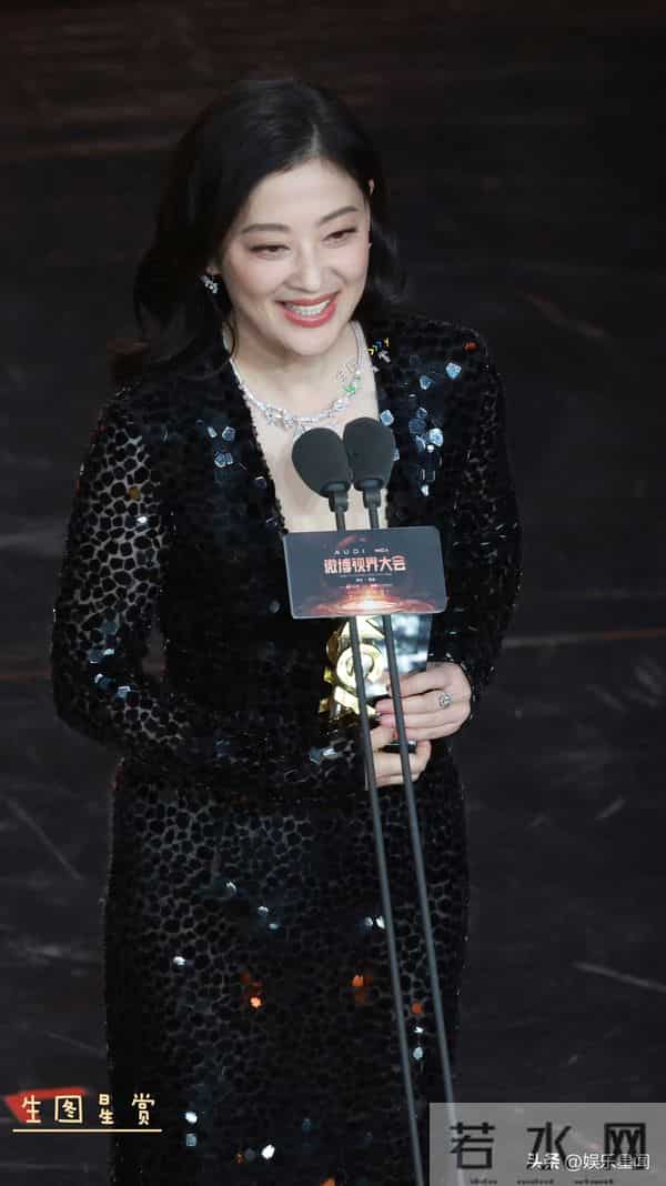 梅婷微博视界大会红毯听到粉丝叫妈妈的反应!“你好”也太温柔了