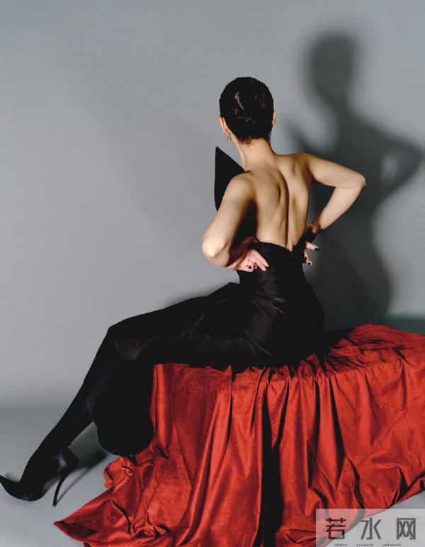 高叶黑裙露背，肩背线条惊艳，气质冷艳又性感
