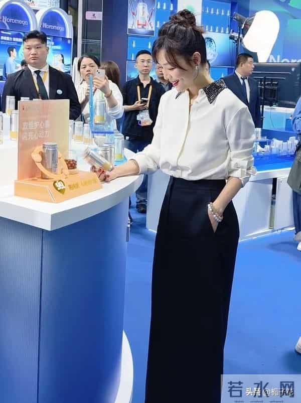 45岁张静初现身上海进博会,她的笑容真的太有感染力了,太美了吧