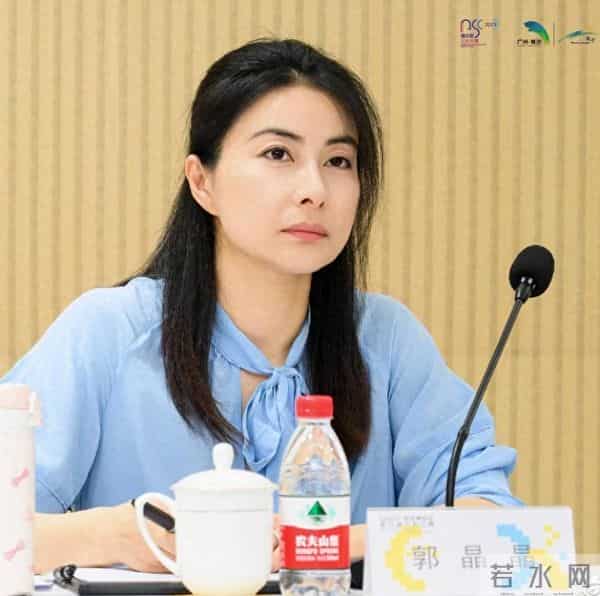 看了郭晶晶的穿搭，我悟了：西装不配牛仔裤、短靴，才更高级洋气