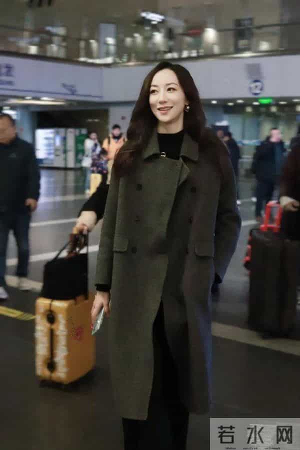 韩雪都奔四了还这么有气质!穿灰色大衣阔腿裤,时髦洋气又高级!