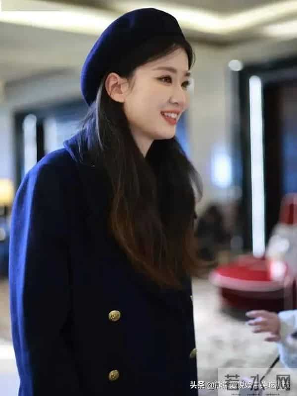 乔欣结婚后状态越发年轻!穿双排扣大衣+贝雷帽,时髦又减龄!