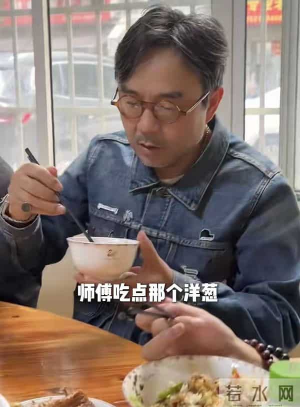 沈梦辰私密饭局曝光！亲手为汪涵盛汤，51岁涵哥胡子花白惊呆网友